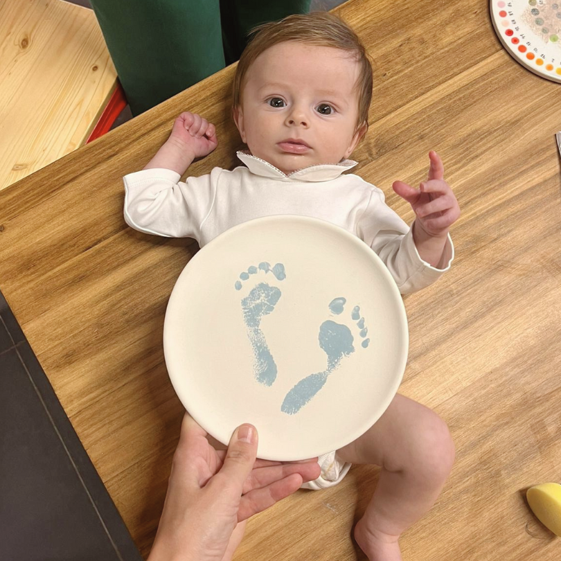 Plato de cerámica con los pies del bebé hechos con pintura de cerámica