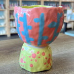 Taza de arcilla modelada con técnica